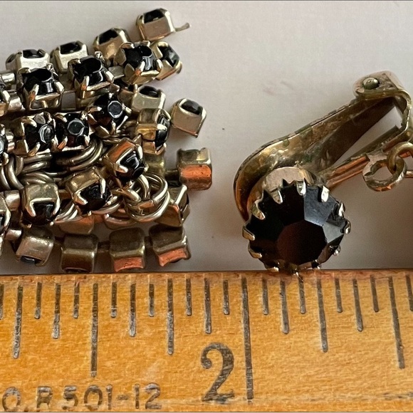 Vintage Weiss Clip Earrings - Black Stones in Gold Setting - Signed - Picture 3 of 5